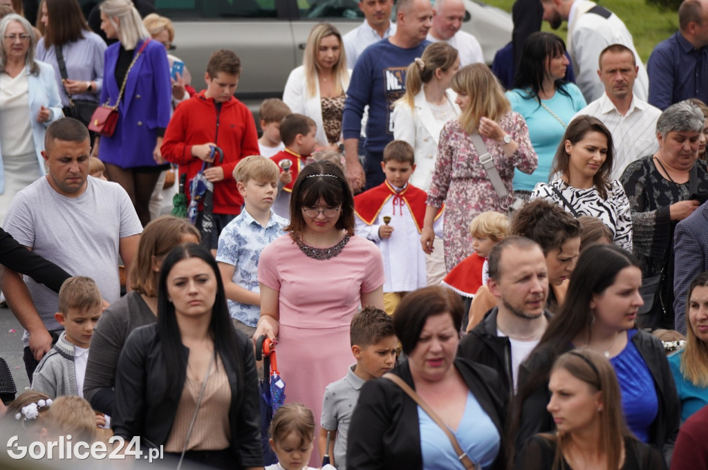 Tłumy na procesji w parafii pw. św. Jadwigi Królowej