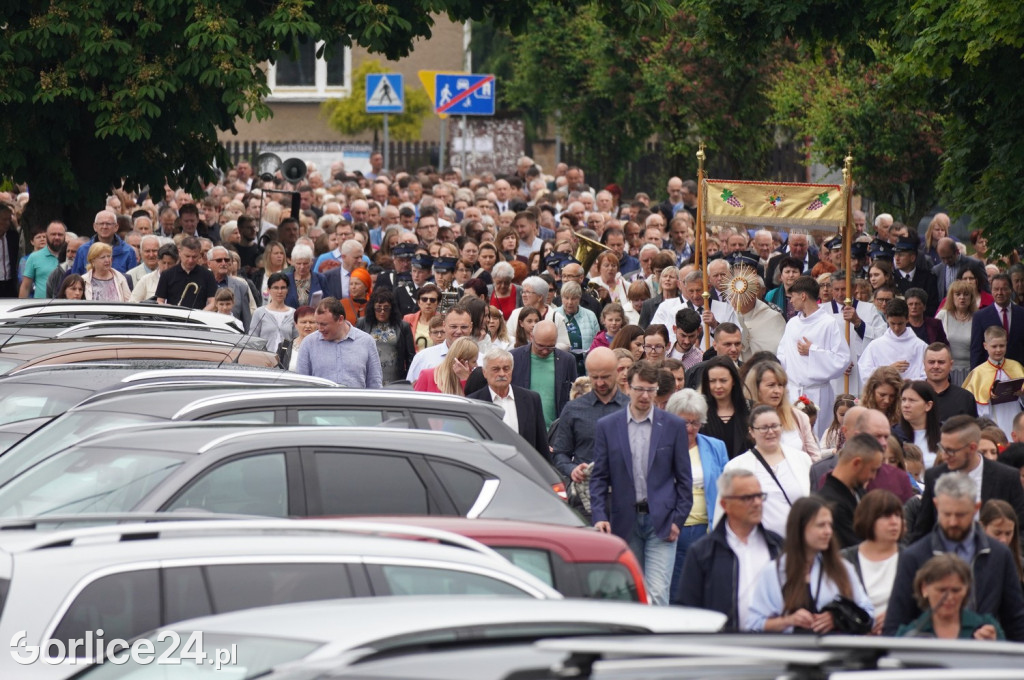 Tłumy na procesji w parafii pw. św. Jadwigi Królowej