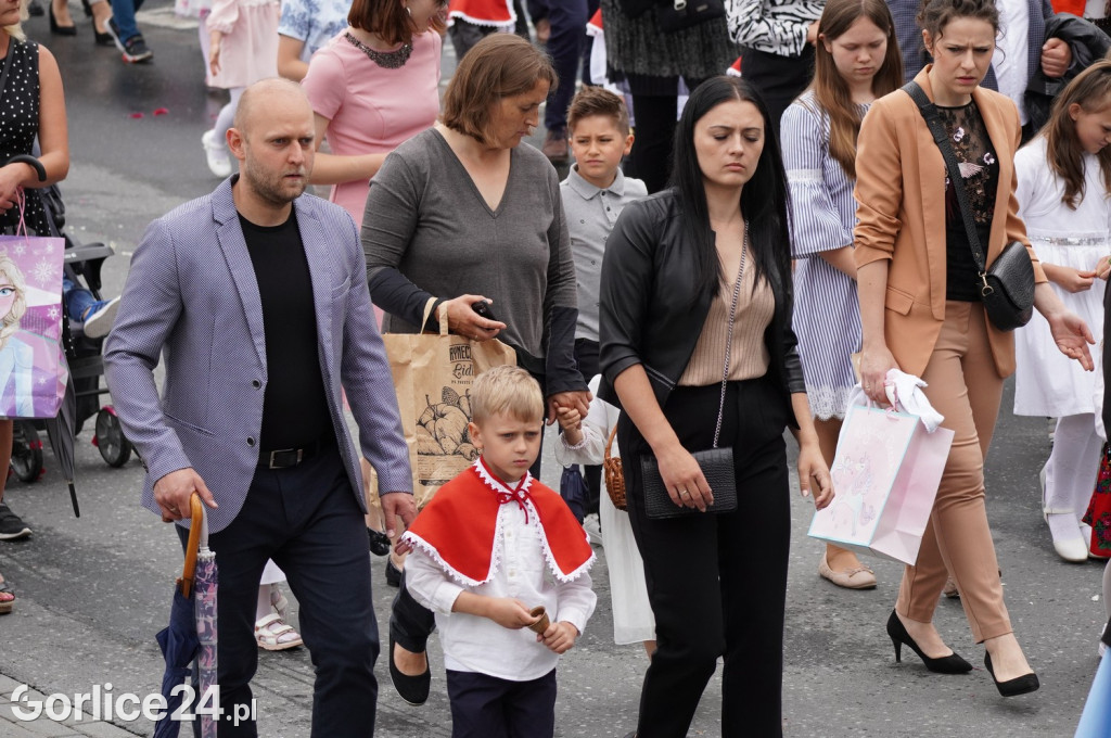 Tłumy na procesji w parafii pw. św. Jadwigi Królowej