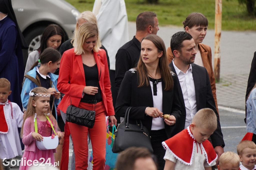 Tłumy na procesji w parafii pw. św. Jadwigi Królowej