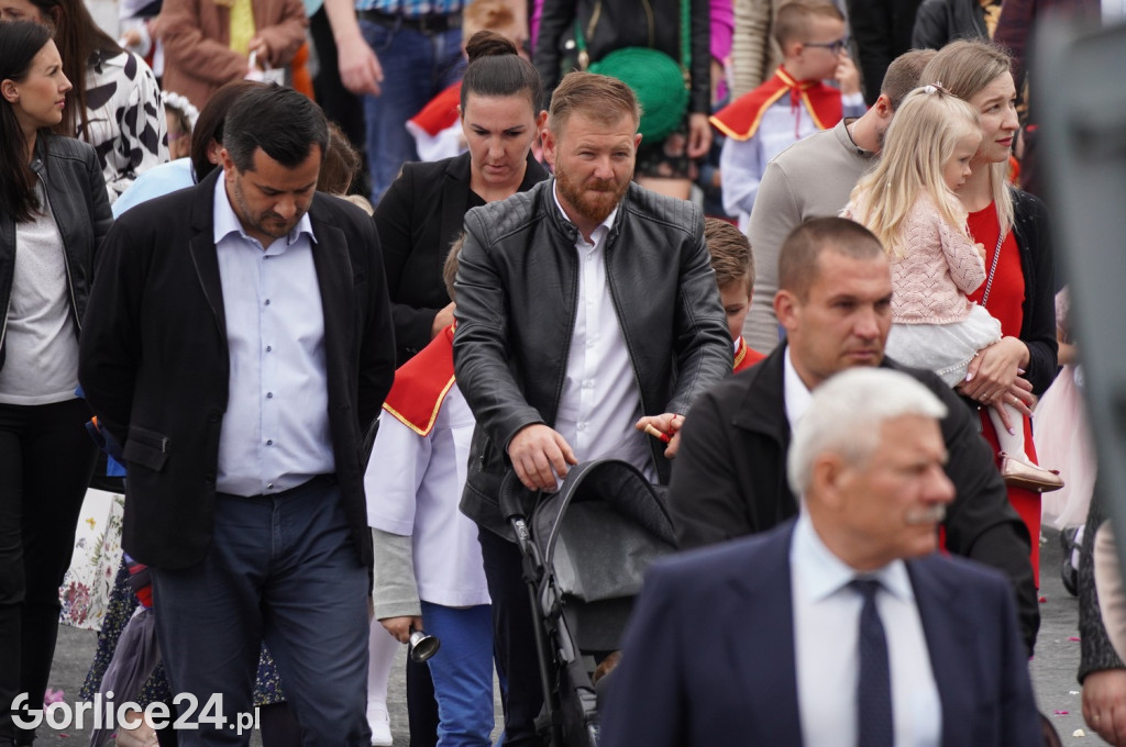 Tłumy na procesji w parafii pw. św. Jadwigi Królowej