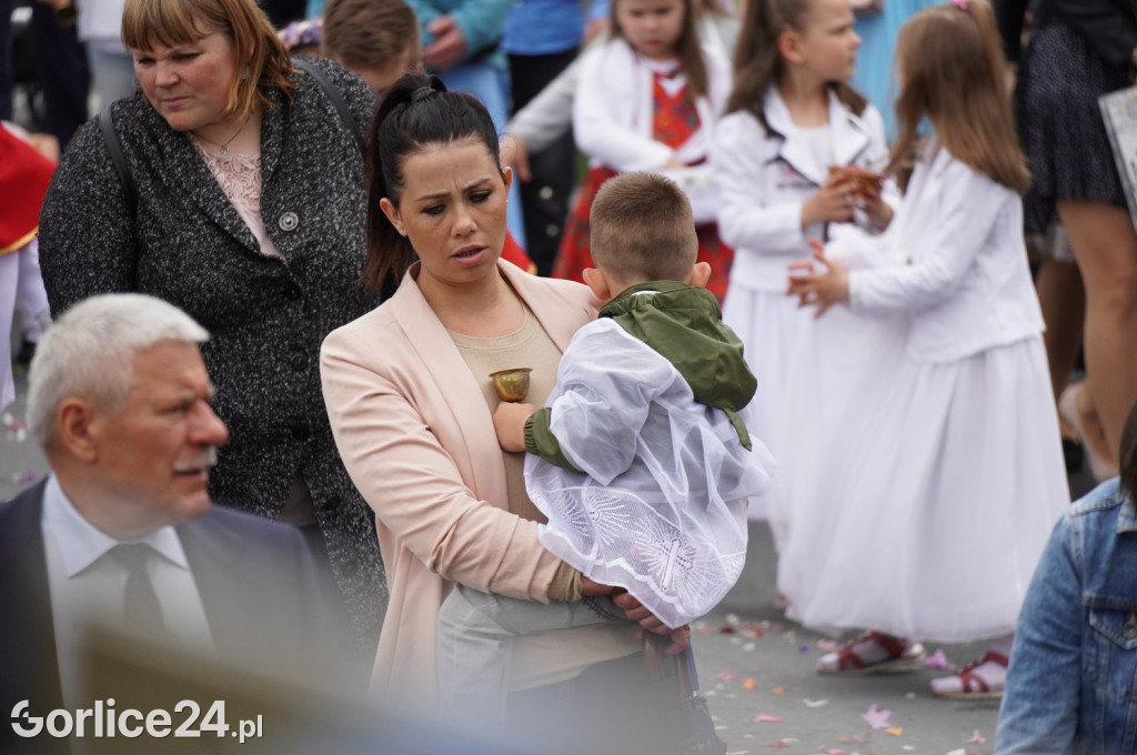 Tłumy na procesji w parafii pw. św. Jadwigi Królowej