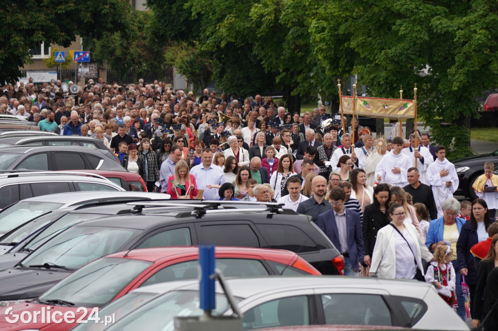 Tłumy na procesji w parafii pw. św. Jadwigi Królowej