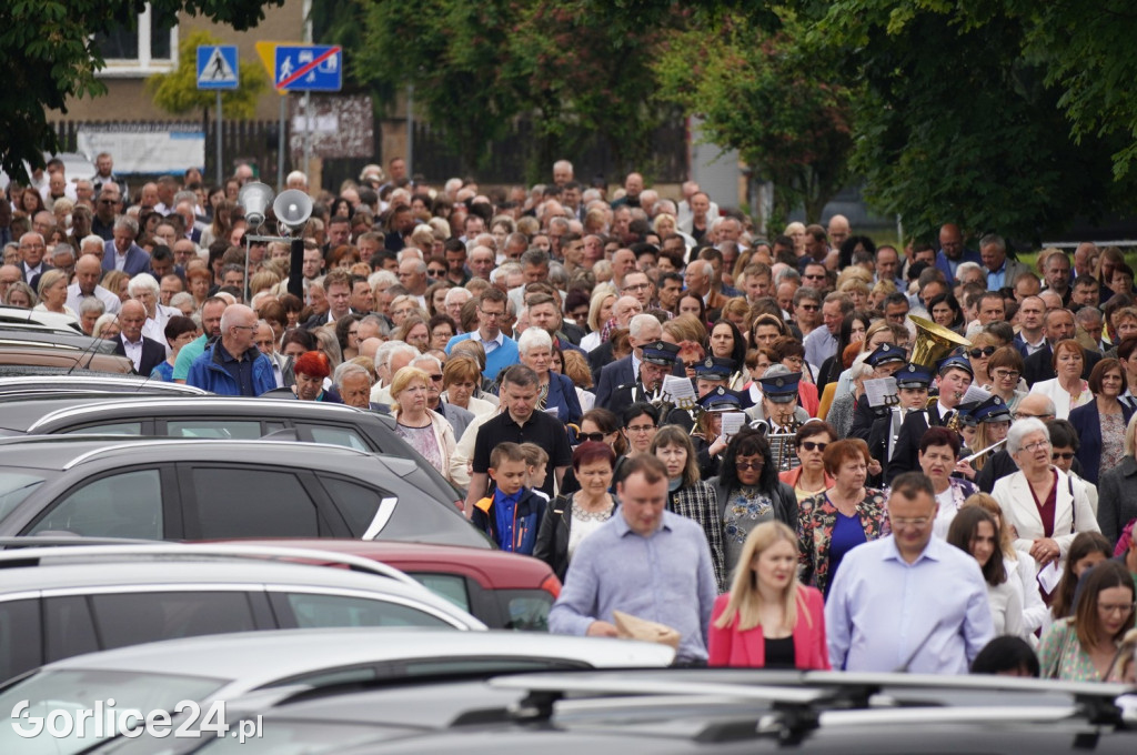 Tłumy na procesji w parafii pw. św. Jadwigi Królowej