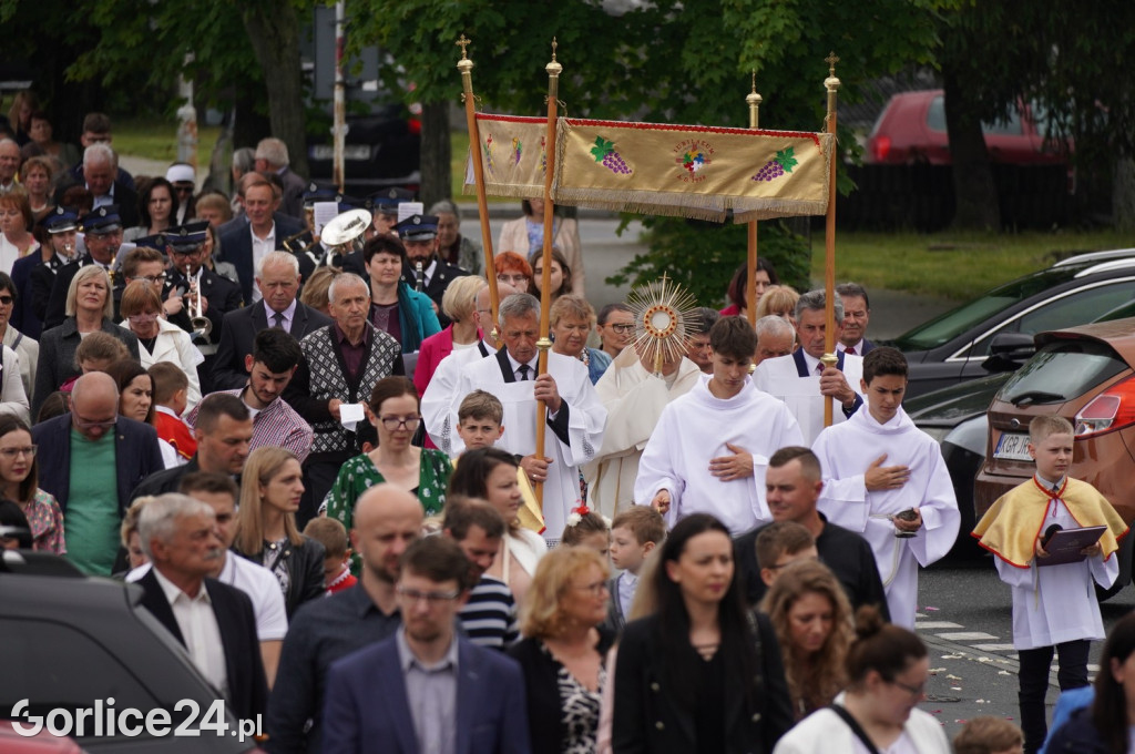 Tłumy na procesji w parafii pw. św. Jadwigi Królowej