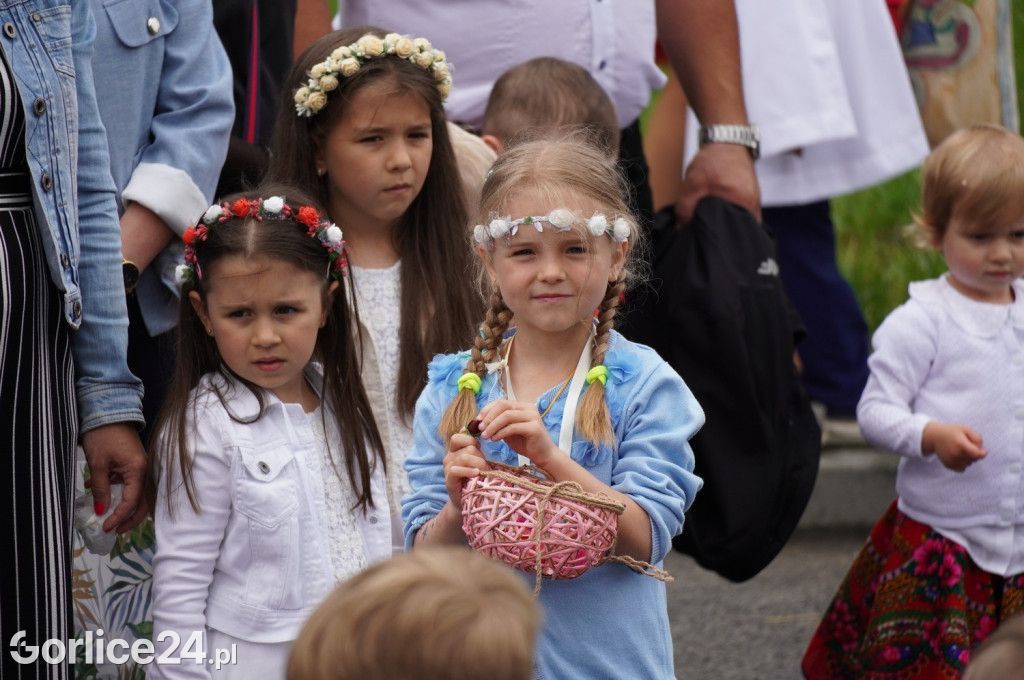 Tłumy na procesji w parafii pw. św. Jadwigi Królowej