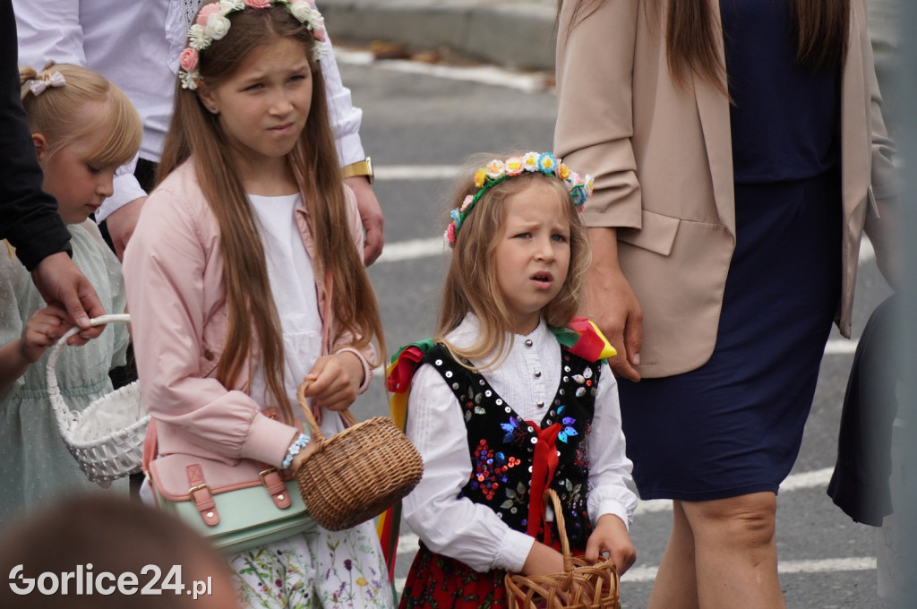 Tłumy na procesji w parafii pw. św. Jadwigi Królowej