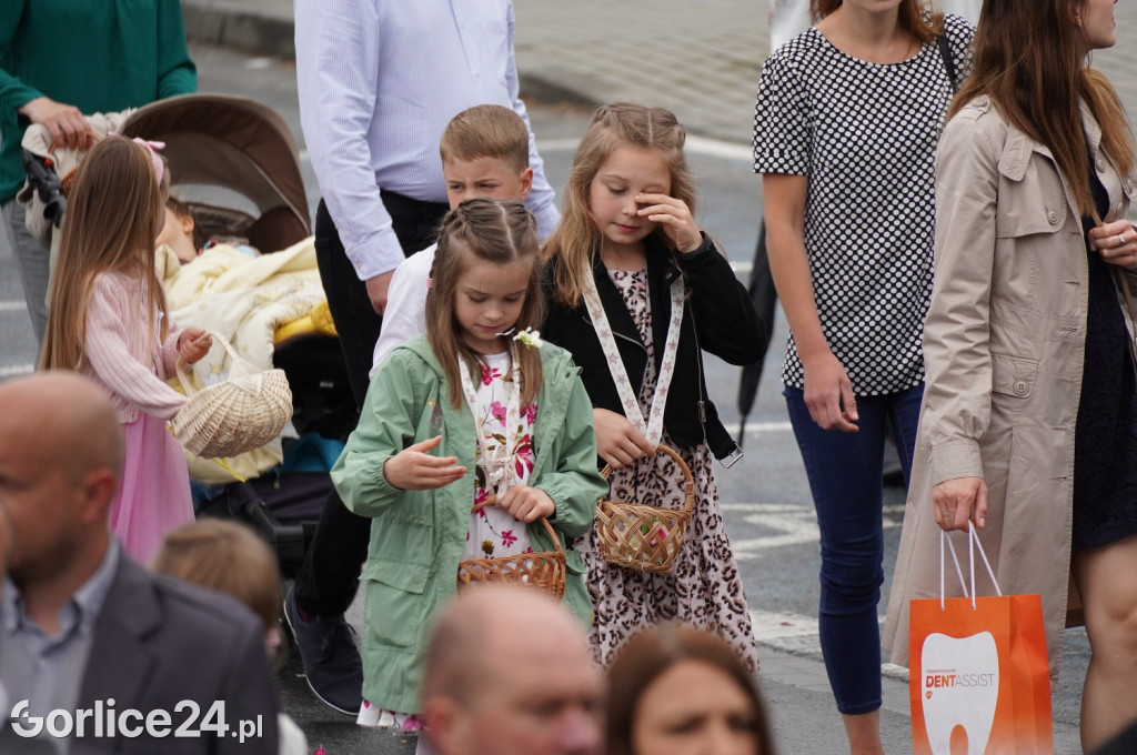 Tłumy na procesji w parafii pw. św. Jadwigi Królowej