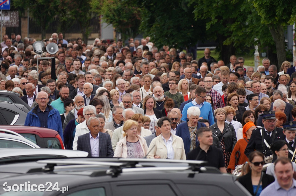 Tłumy na procesji w parafii pw. św. Jadwigi Królowej