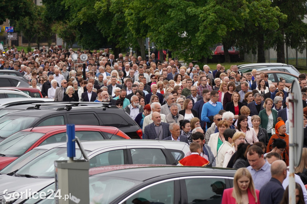Tłumy na procesji w parafii pw. św. Jadwigi Królowej