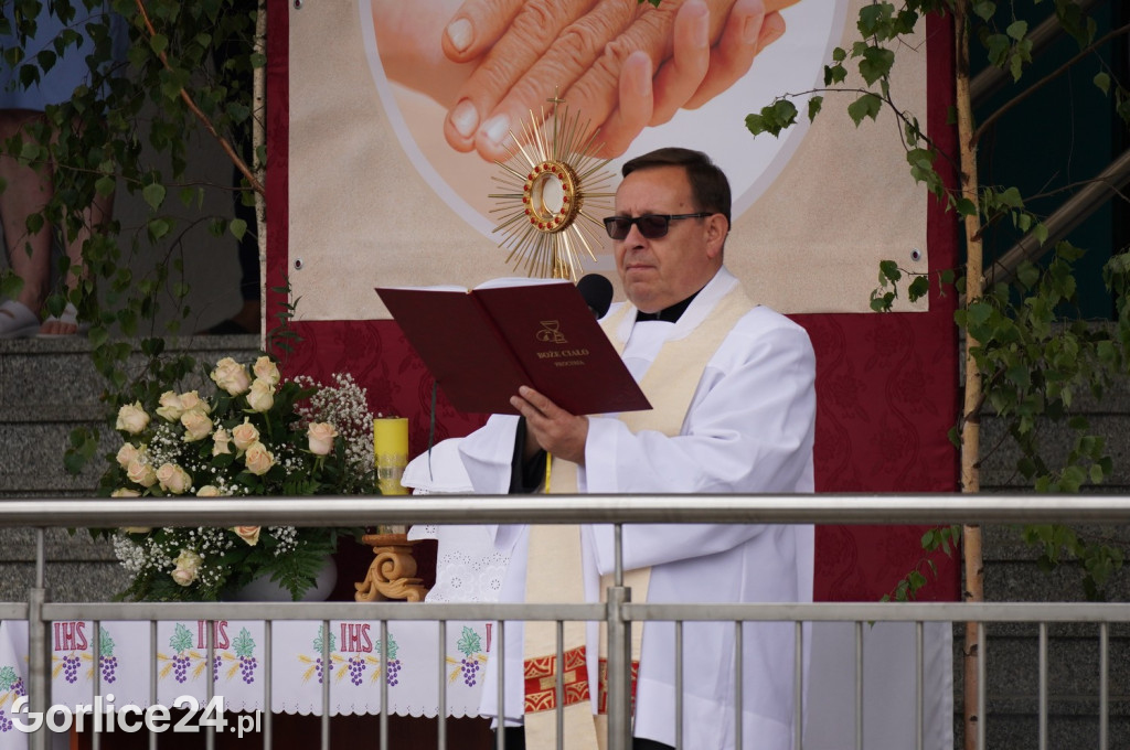 Tłumy na procesji w parafii pw. św. Jadwigi Królowej
