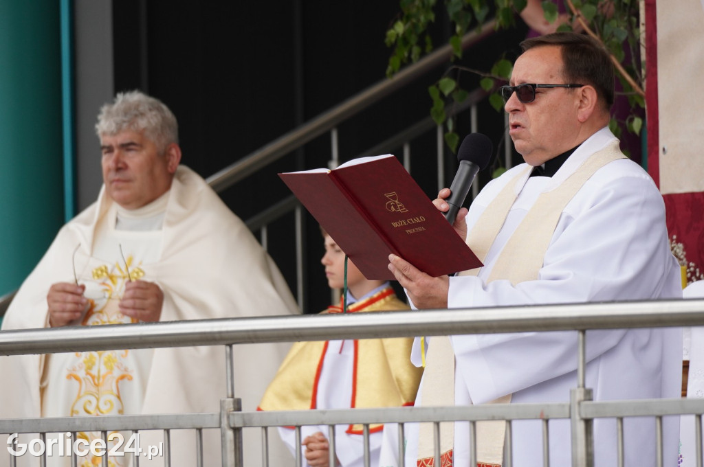 Tłumy na procesji w parafii pw. św. Jadwigi Królowej
