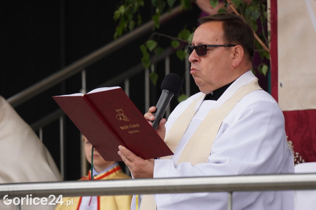 Tłumy na procesji w parafii pw. św. Jadwigi Królowej
