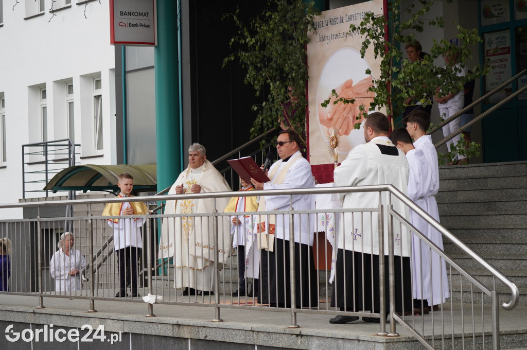Tłumy na procesji w parafii pw. św. Jadwigi Królowej