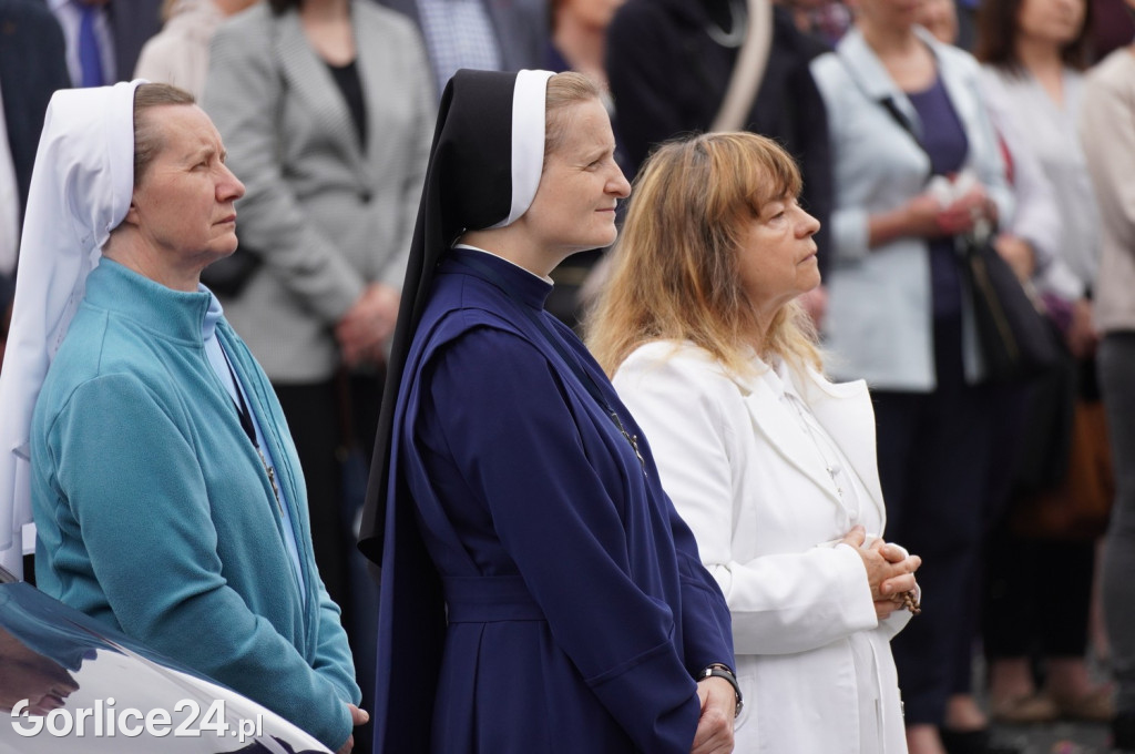 Tłumy na procesji w parafii pw. św. Jadwigi Królowej