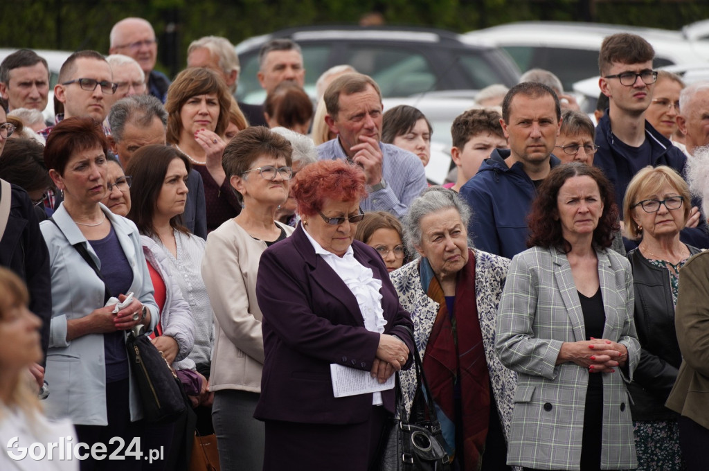 Tłumy na procesji w parafii pw. św. Jadwigi Królowej