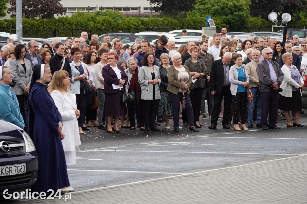 Tłumy na procesji w parafii pw. św. Jadwigi Królowej