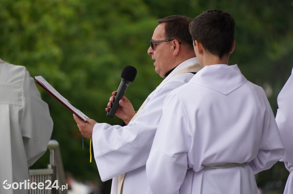 Tłumy na procesji w parafii pw. św. Jadwigi Królowej