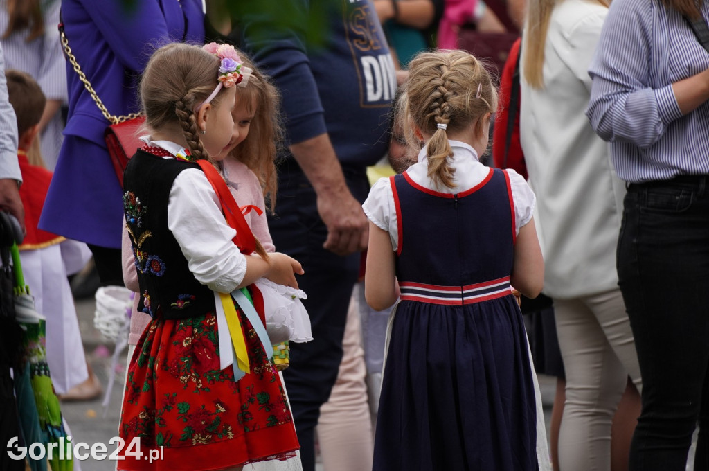 Tłumy na procesji w parafii pw. św. Jadwigi Królowej