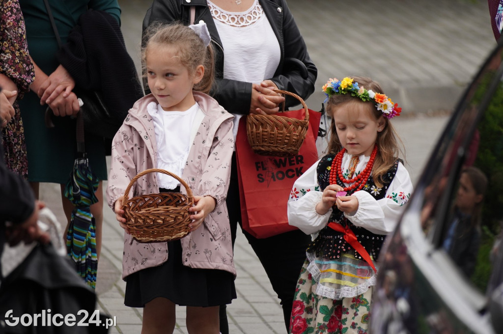 Tłumy na procesji w parafii pw. św. Jadwigi Królowej