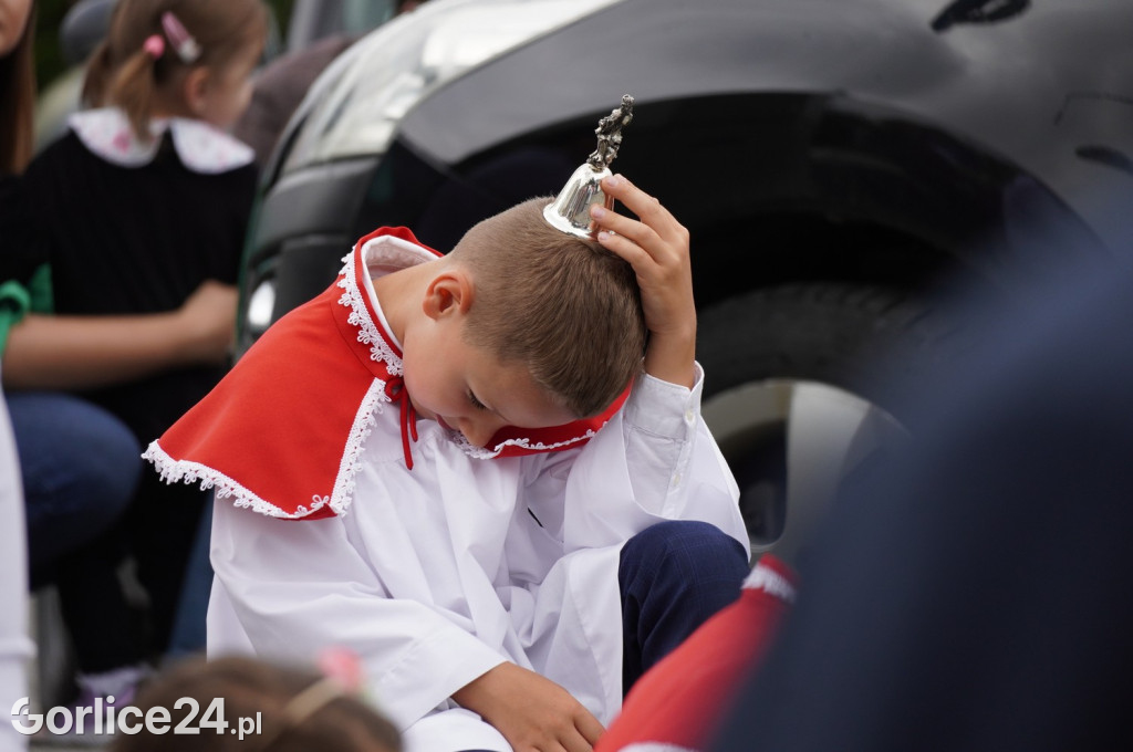 Tłumy na procesji w parafii pw. św. Jadwigi Królowej