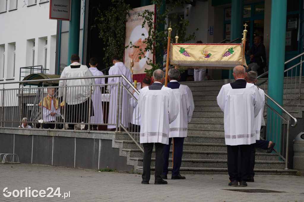 Tłumy na procesji w parafii pw. św. Jadwigi Królowej