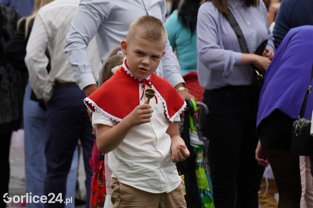 Tłumy na procesji w parafii pw. św. Jadwigi Królowej
