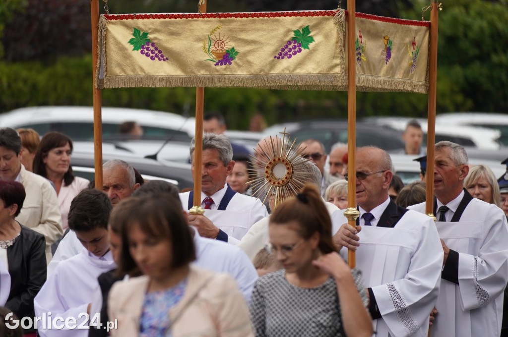 Tłumy na procesji w parafii pw. św. Jadwigi Królowej