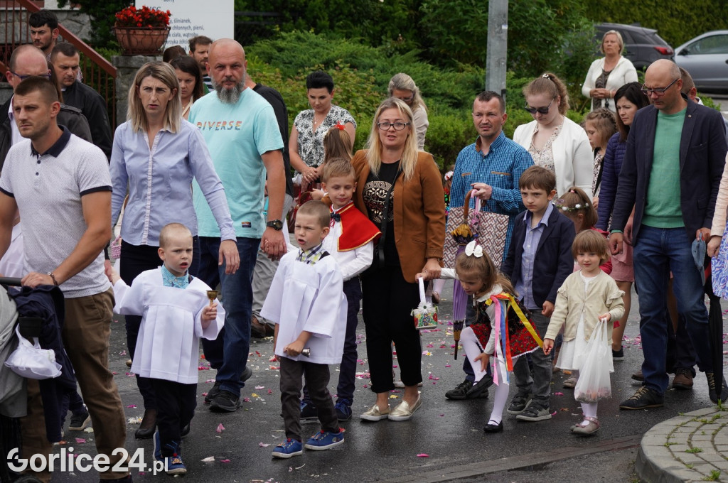 Tłumy na procesji w parafii pw. św. Jadwigi Królowej