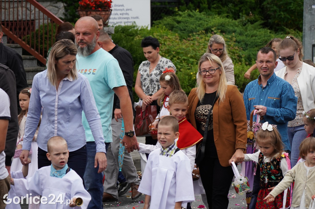 Tłumy na procesji w parafii pw. św. Jadwigi Królowej