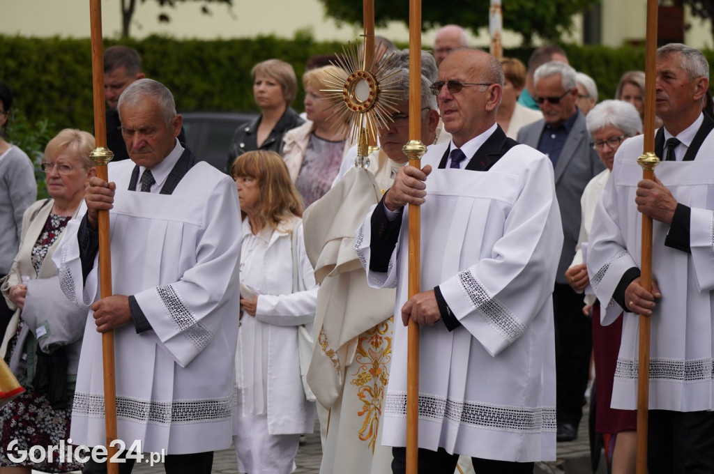 Tłumy na procesji w parafii pw. św. Jadwigi Królowej