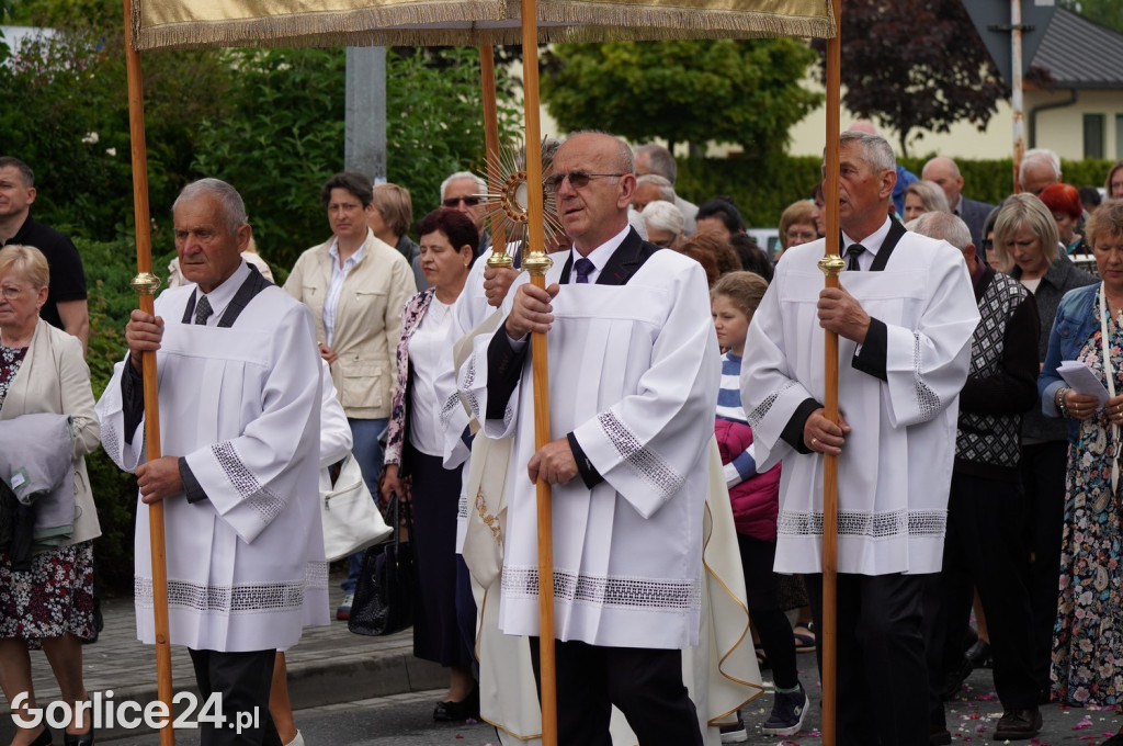 Tłumy na procesji w parafii pw. św. Jadwigi Królowej