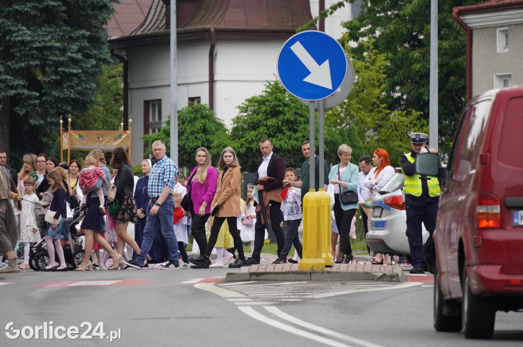 Tłumy na procesji w parafii pw. św. Jadwigi Królowej