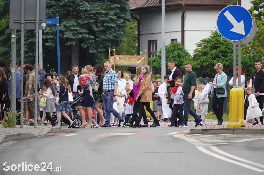 Tłumy na procesji w parafii pw. św. Jadwigi Królowej