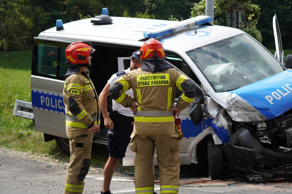 Wypadek radiowozu z osobówką w Szymbarku na DK28