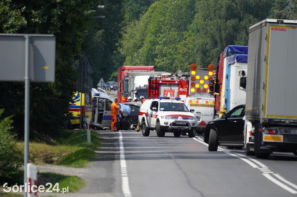 Wypadek radiowozu z osobówką w Szymbarku na DK28