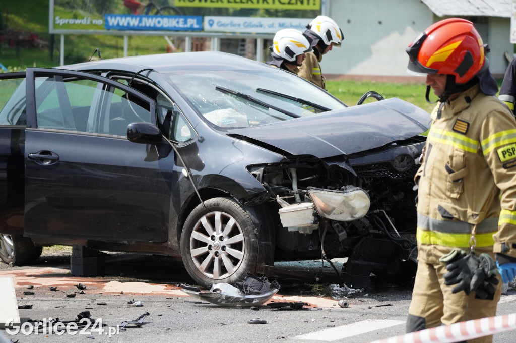 Wypadek radiowozu z osobówką w Szymbarku na DK28