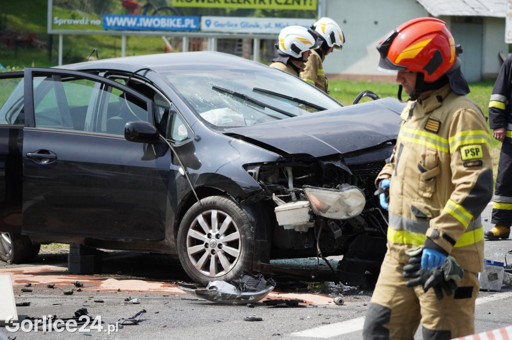 Wypadek radiowozu z osobówką w Szymbarku na DK28