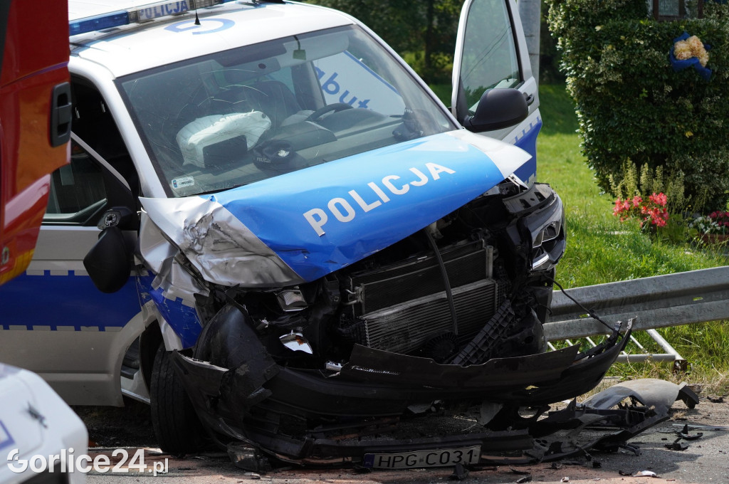 Wypadek radiowozu z osobówką w Szymbarku na DK28