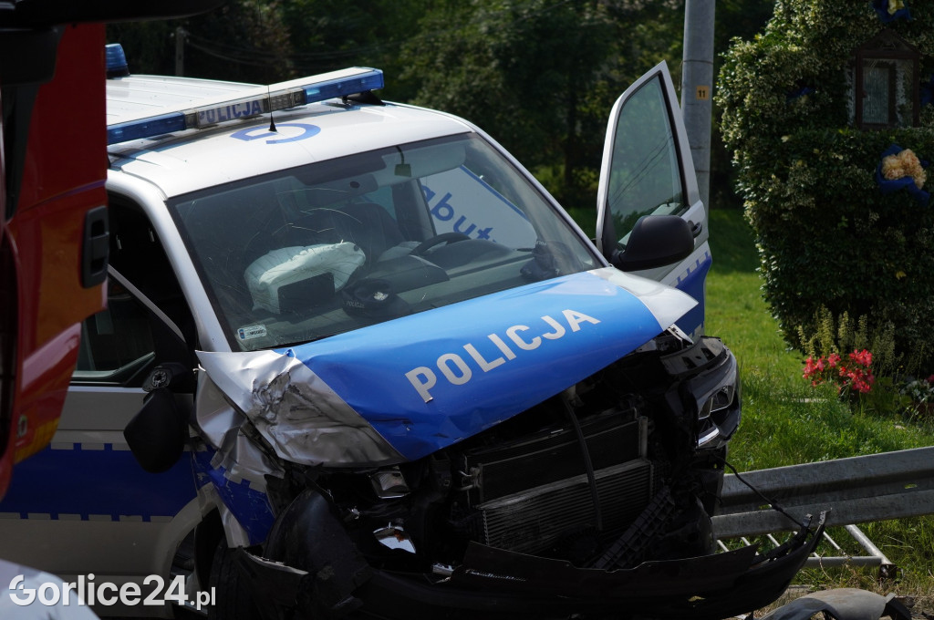 Wypadek radiowozu z osobówką w Szymbarku na DK28