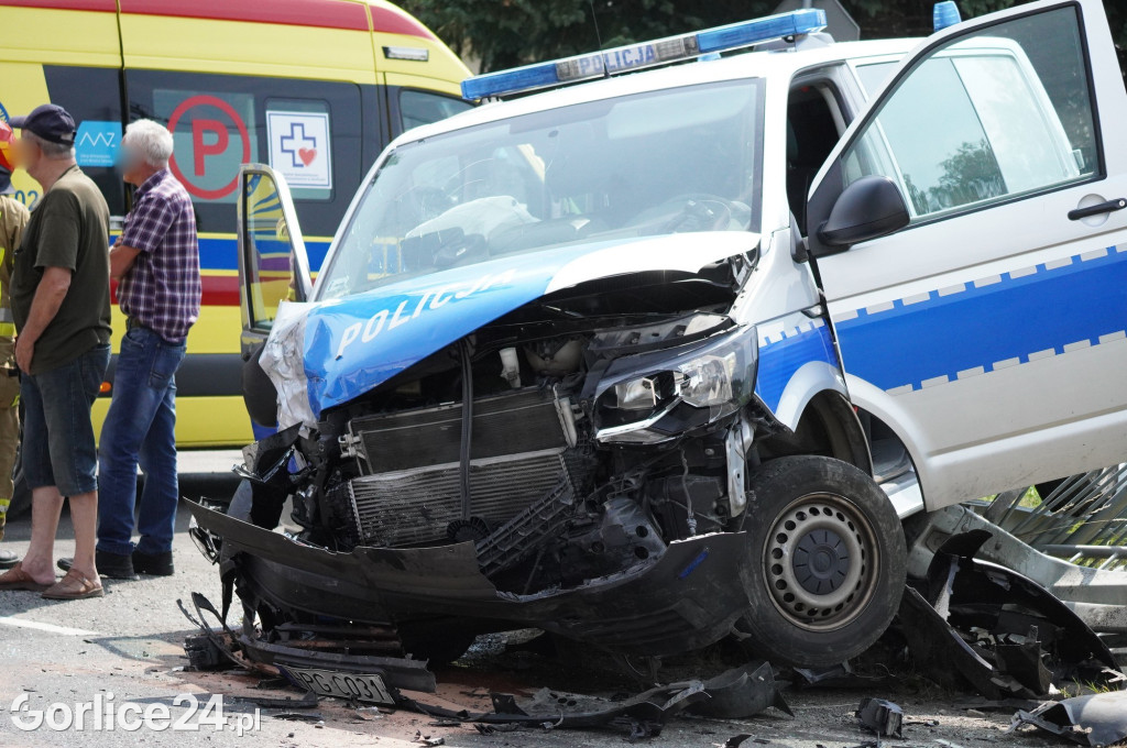 Wypadek radiowozu z osobówką w Szymbarku na DK28
