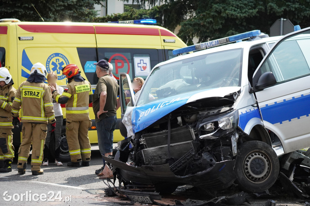 Wypadek radiowozu z osobówką w Szymbarku na DK28