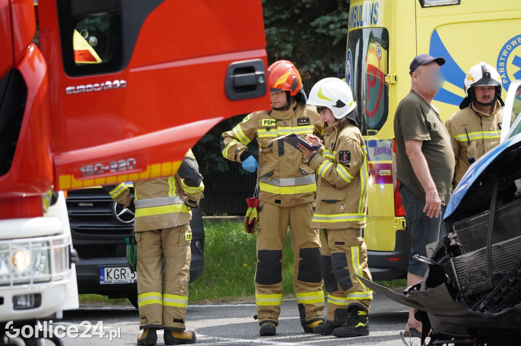 Wypadek radiowozu z osobówką w Szymbarku na DK28