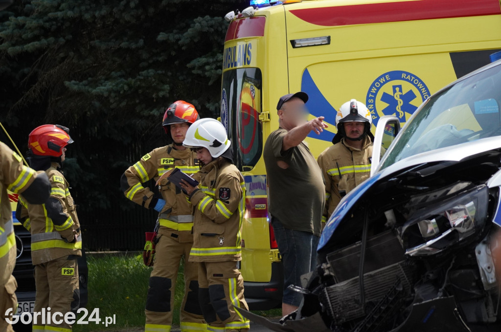 Wypadek radiowozu z osobówką w Szymbarku na DK28