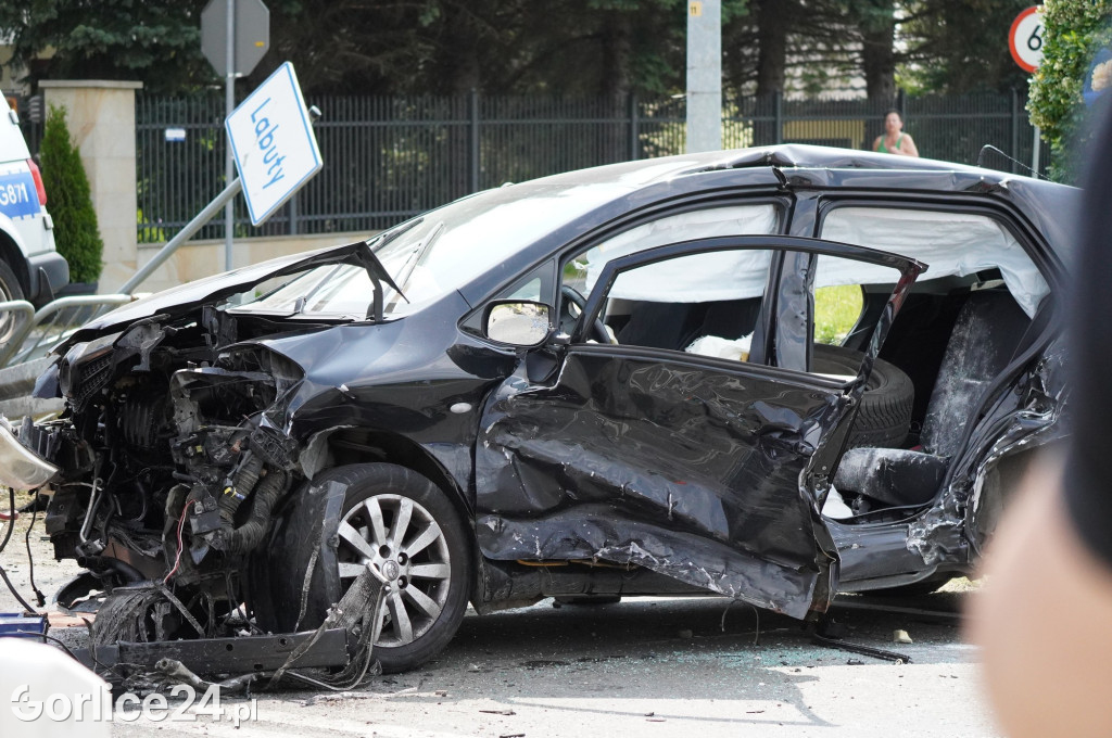 Wypadek radiowozu z osobówką w Szymbarku na DK28