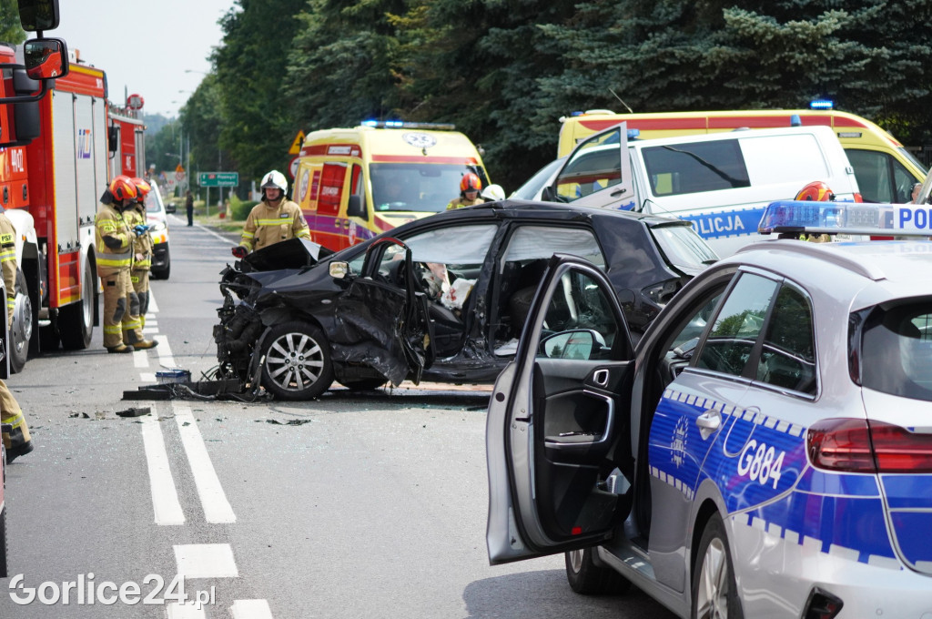 Wypadek radiowozu z osobówką w Szymbarku na DK28