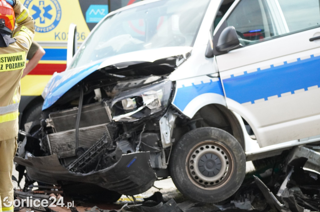 Wypadek radiowozu z osobówką w Szymbarku na DK28