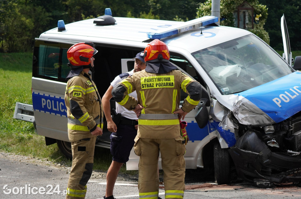 Wypadek radiowozu z osobówką w Szymbarku na DK28