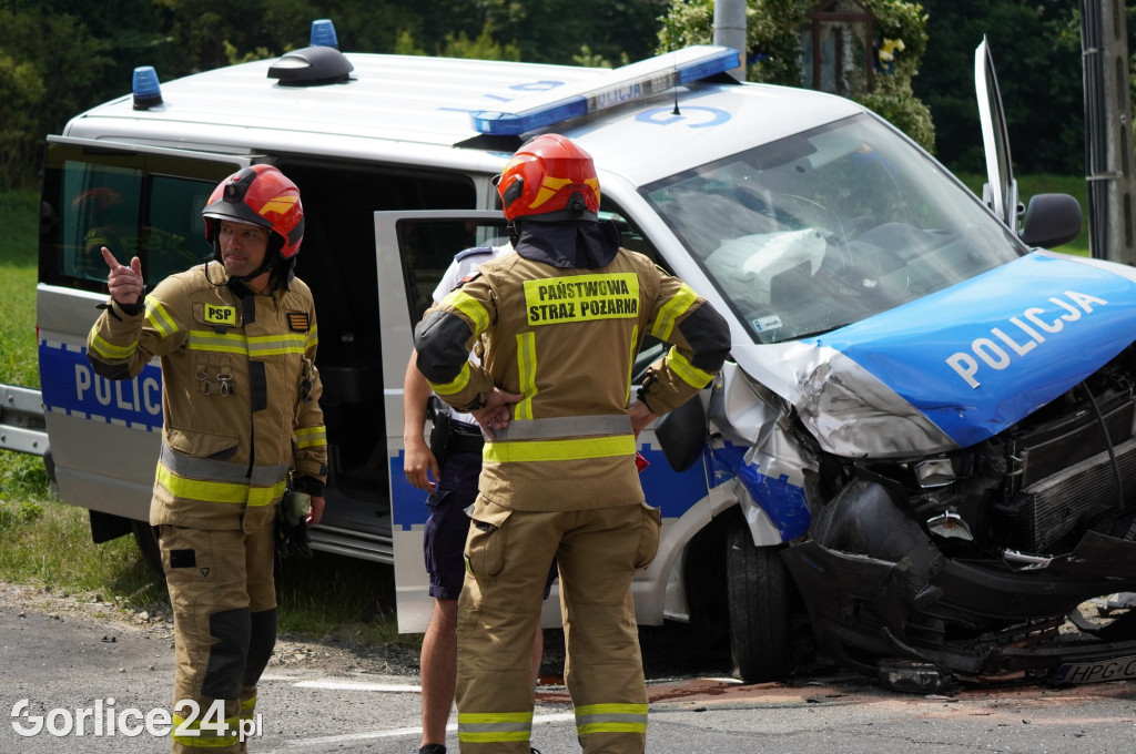 Wypadek radiowozu z osobówką w Szymbarku na DK28