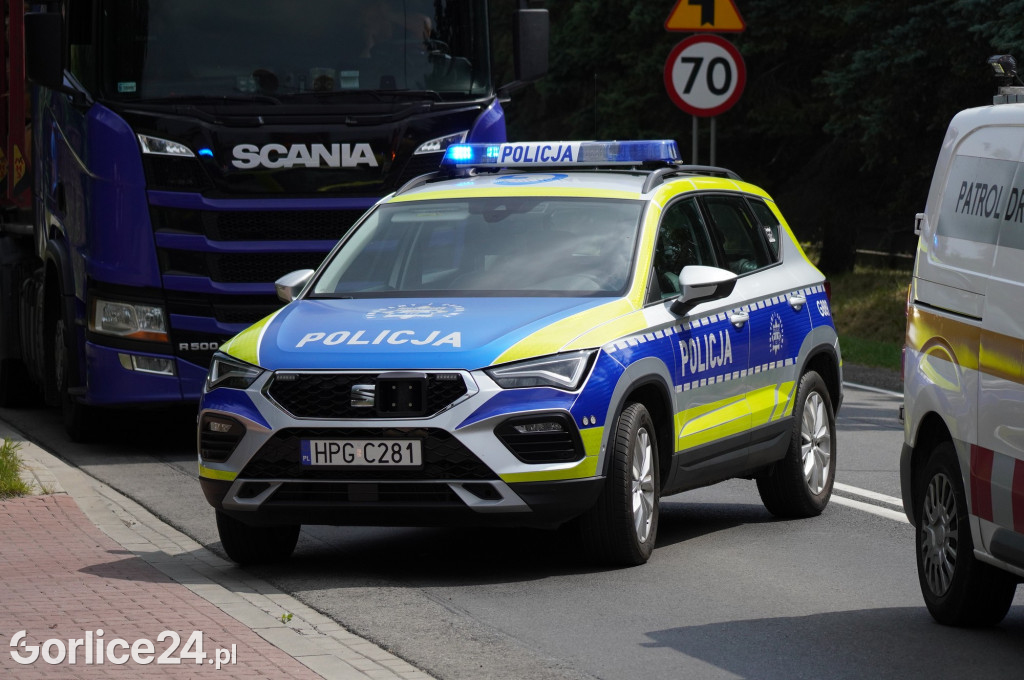 Wypadek radiowozu z osobówką w Szymbarku na DK28